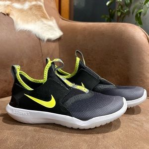Youth Nike Flex Runner Size 2